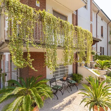 Apartment Crys: Apartments, Holiday, Business, Verona