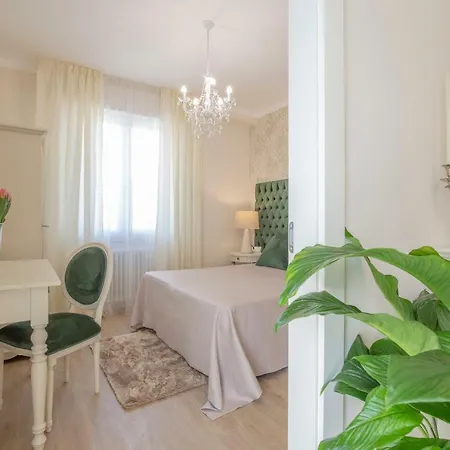 Crys: Apartments, Holiday, Business, *
